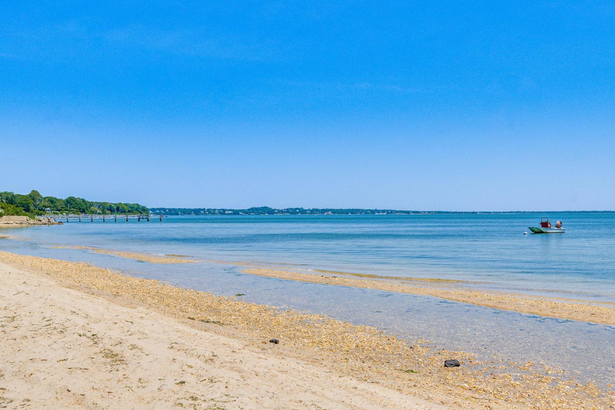 Distinctive Hamptons Home With Pool Near Bay, Ocean Хамптън Бейс Екстериор снимка