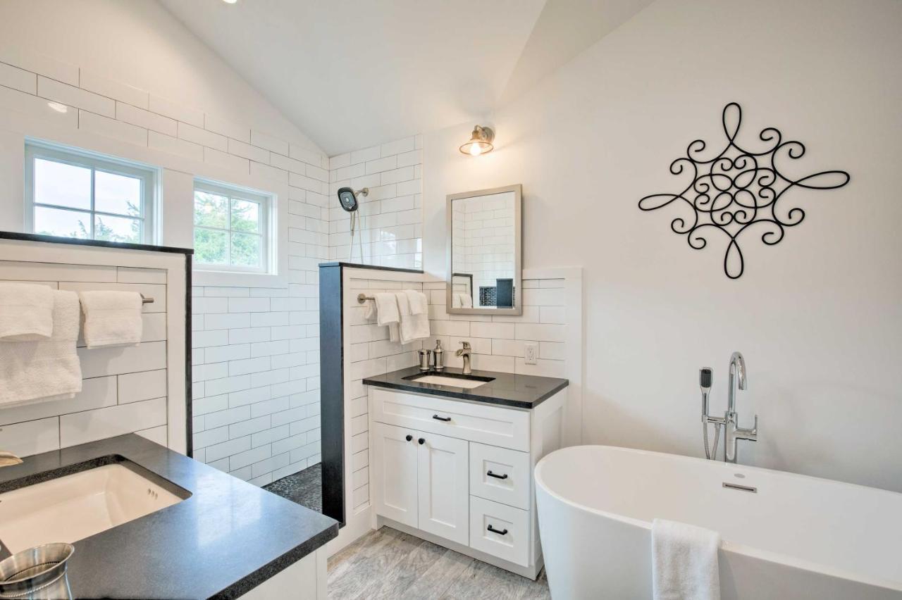 Distinctive Hamptons Home With Pool Near Bay, Ocean Хамптън Бейс Екстериор снимка
